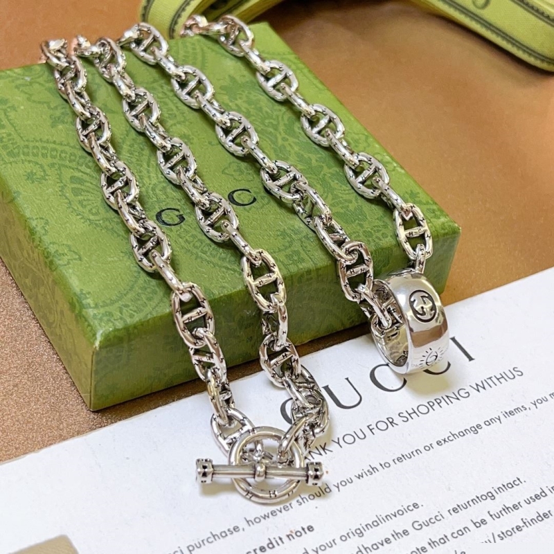 G*u*i necklaces